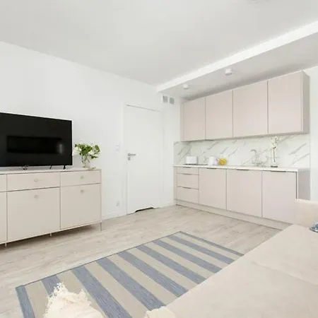 Daire With Balcony, Close To The Beach, Pool